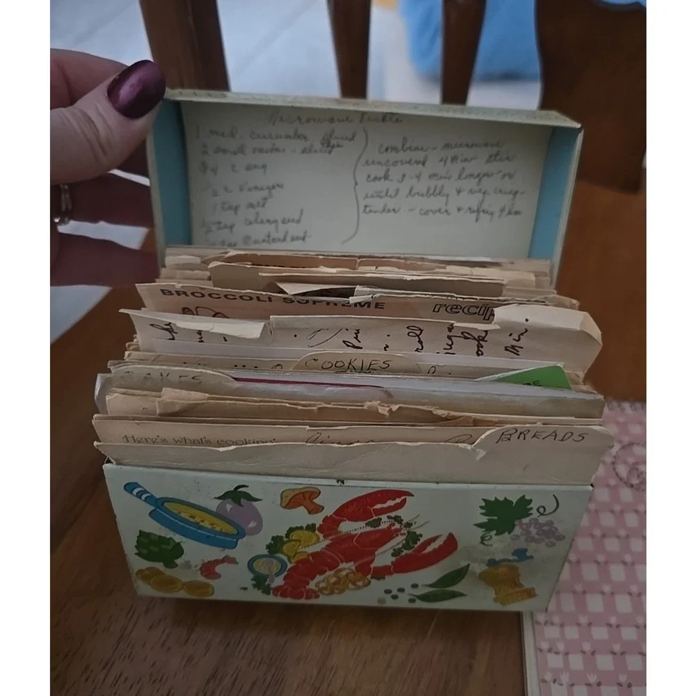 Vintage Handwritten Cut Out Classic Retro Recipe Box and Stand-Up‎ Recipe Book